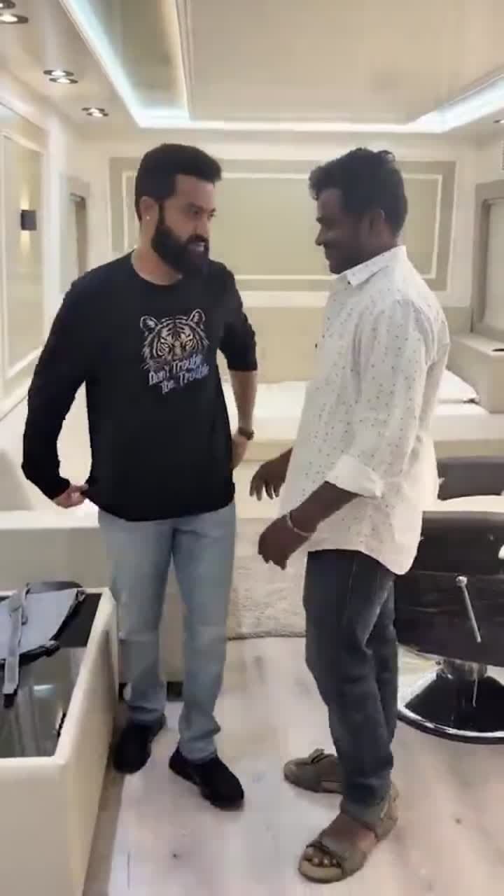 మాటలు రాని అభిమానిని కలిసిన ఎన్టీఆర్