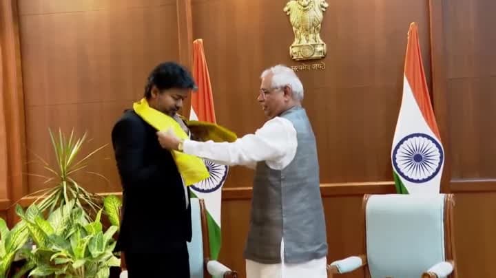 తమిళనాడు కొత్త గవర్నర్ అర్లేకర్‌ను కలిసిన సీఎం విజయ్