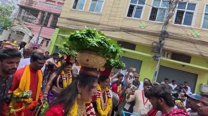 బెజవాడ దుర్గమ్మకు తెలంగాణ బంగారు బోనం
