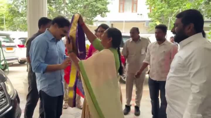మంత్రి సీతక్కకు వైఎస్ షర్మిల దంపతుల వివాహ ఆహ్వానం