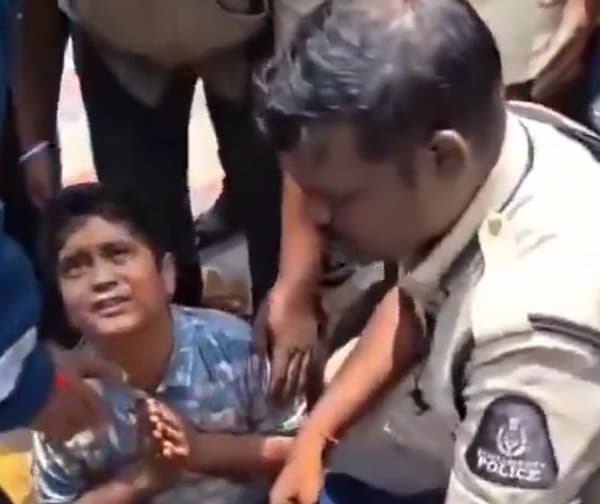 మ్యాన్‌హోల్‌లో బాలుడి కాలు.. రక్షించిన పోలీసులు