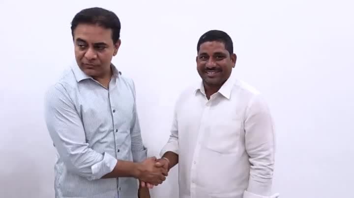 ఇద్దరు నిరుపేద విద్యార్థులకు కేటీఆర్‌ ఆర్థిక సాయం