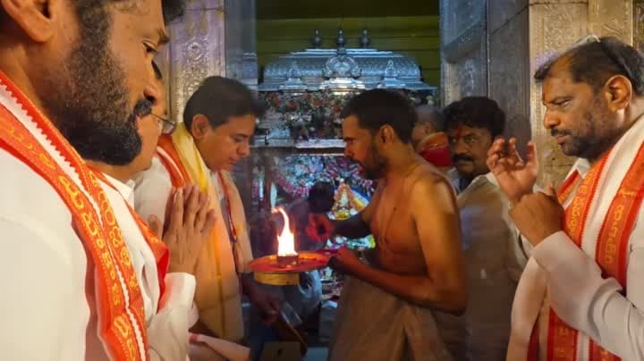 ఉజ్జయినీ మహంకాళి అమ్మవారిని దర్శించుకున్న కేటీఆర్ - Udayam