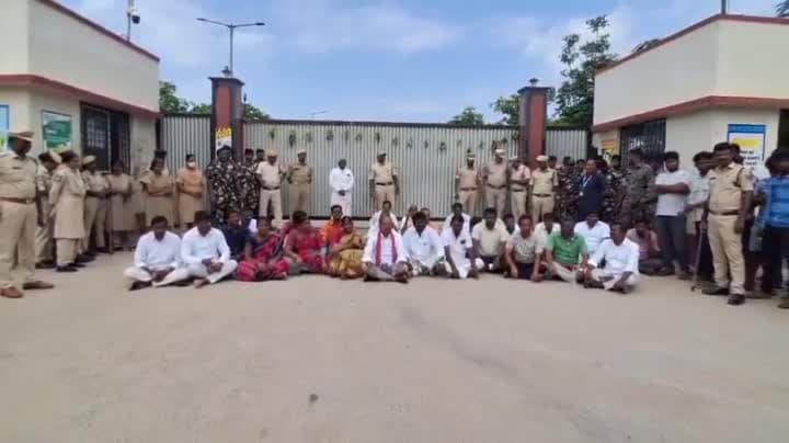 ఫార్మా కంపెనీ ఎదుట గ్రామస్తుల ధర్నా