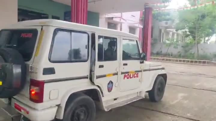 పోలీసు వాహనాల్లో నామినేషన్ కేంద్రాలకు అభ్యర్థులు