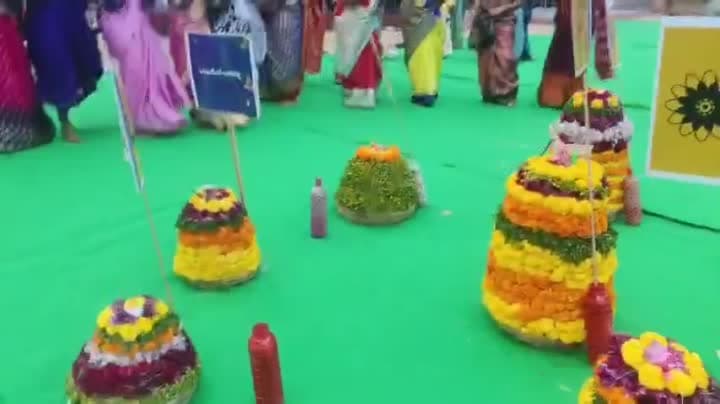 బతుకమ్మతో కాంగ్రెస్ ప్రభుత్వంపై నిరసన