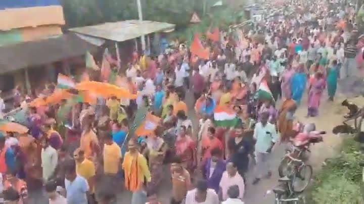 మోదీకి మద్దతుగా ఘటాల్‌లో భారీ నిరసన