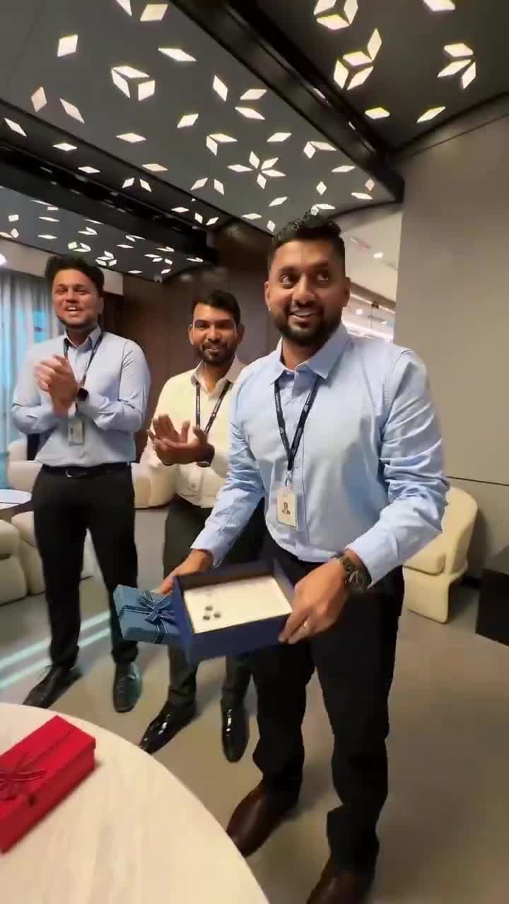 ఉద్యోగులకు సర్‌ప్రైజ్.. ఐఫోన్లు, చాక్లెట్లు
