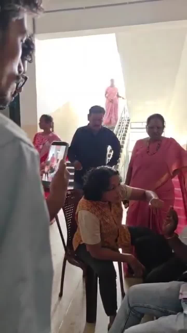నర్సింగ్ కాలేజీ వద్ద ఉద్రిక్తత