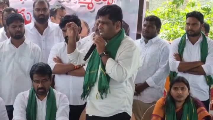 బొమ్మరాసిపేట భూ వివాదంపై రైతుల ధర్నా