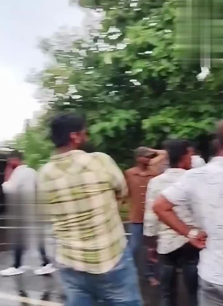 పెళ్లి బస్సును ఢీకొట్టిన కంటైనర్