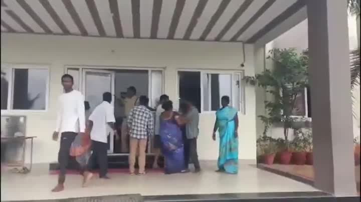 కొత్తగూడెం పీఎస్‌లో ఇరువర్గాల ఘర్షణ