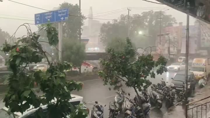 హైదరాబాద్‌లో భారీ వర్షం.. పలు ప్రాంతాల్లో ట్రాఫిక్ జామ్