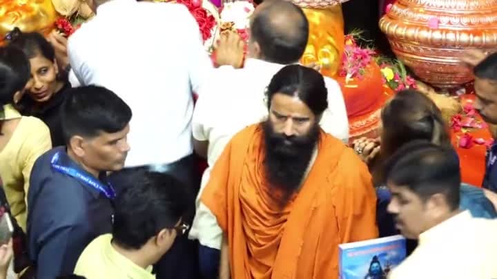 లాల్‌బాగ్‌చా రాజాను దర్శించుకున్న రామ్‌దేవ్ బాబా