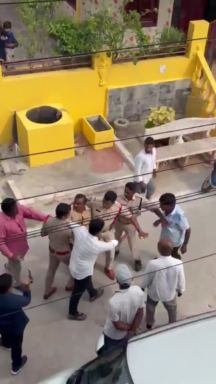 మచిలీపట్నంలో జనసేన నేతల బాహాబాహీ