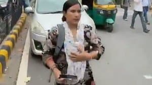 'కాక్రోచ్ జనతా పార్టీ' నిరసన ప్రదర్శన
