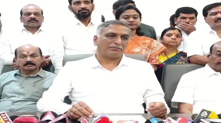 12 లక్షల ఎకరాల్లో పంట ఎండిపోయింది: హరీష్ రావు