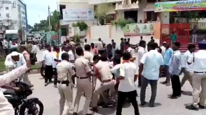 మహబూబ్‌నగర్‌లో బీజేవైఎం నిరసన.. పోలీసుల లాఠీచార్జ్