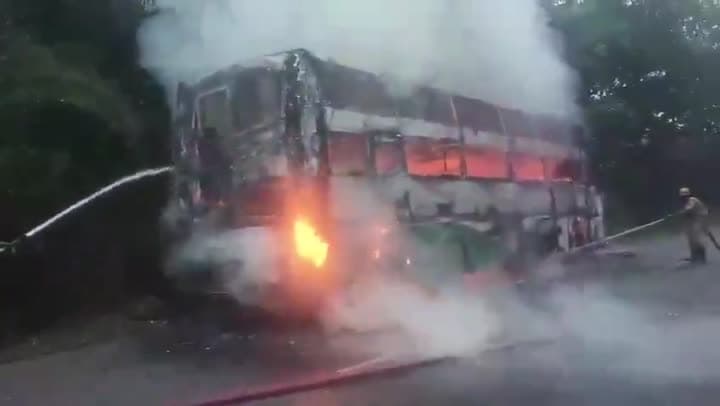 కర్ణాటకలో కదులుతున్న ప్రైవేట్ బస్సులో మంటలు