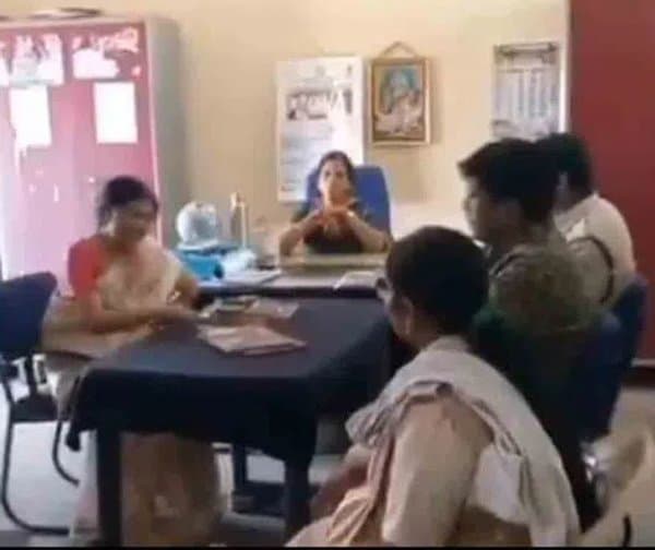 ఇంగ్లీష్ టీచర్ వింత ప్రవర్తన!