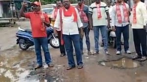 రోడ్డు నిర్మించాలని సీపీఎం రాస్తారోకో