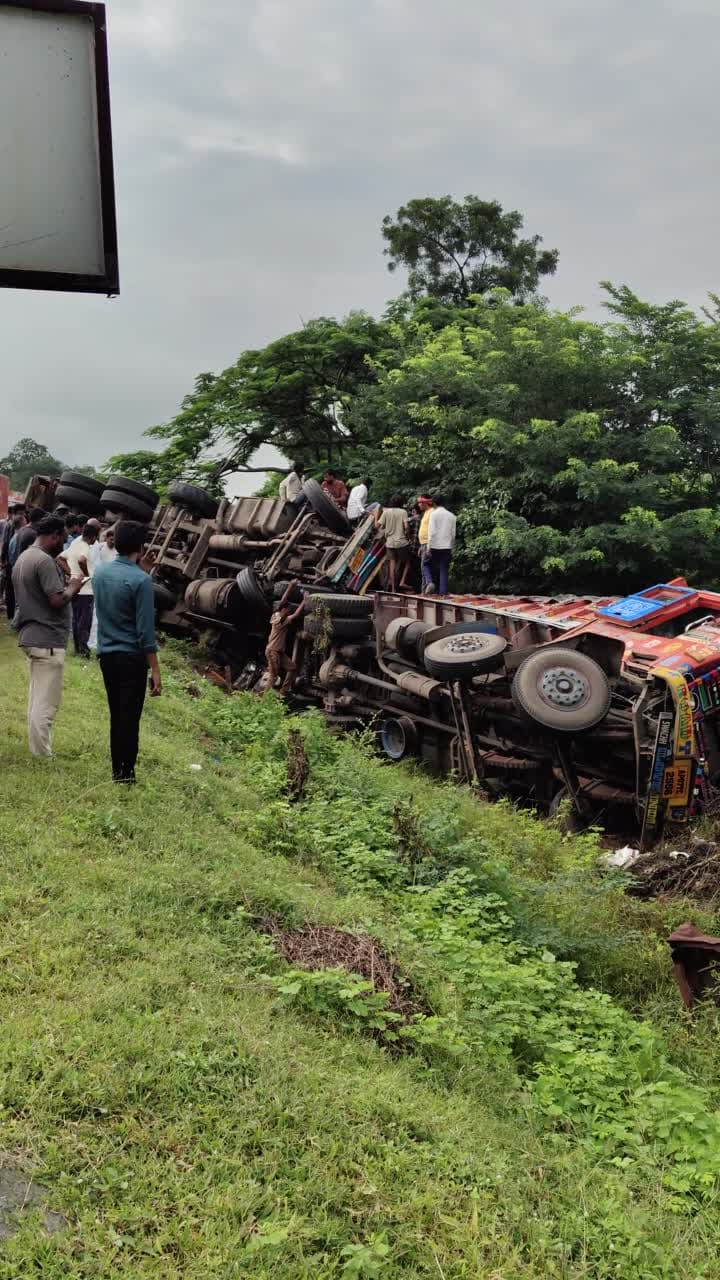 NH44పై లారీని ఢీకొన్న మరో లారీ - Udayam