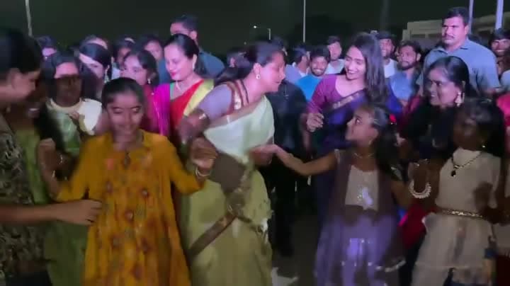 HCUలో బతుకమ్మ వేడుకల్లో పాల్గొన్న కల్వకుంట్ల కవిత