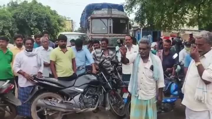 కరెంట్ కోతలతో ఎండిపోతున్న వరి నార్లు.. రైతుల రాస్తారోకో