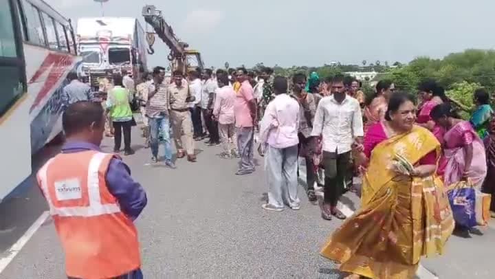 ఆర్మూర్ వద్ద రోడ్డు ప్రమాదం: ఇద్దరు భక్తులు మృతి