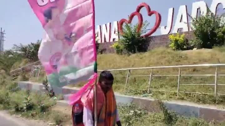 కేసీఆర్‌ మళ్లీ సీఎం కావాలని యువకుడి పాదయాత్ర
