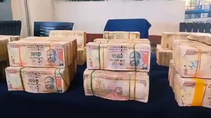 కాజీపేటలో రూ.1.38 కోట్ల పాత నోట్లు సీజ్