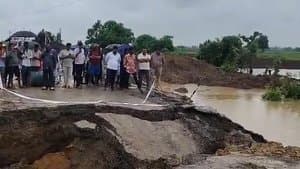 ములుగు జిల్లాలో తెగిన రోడ్డు