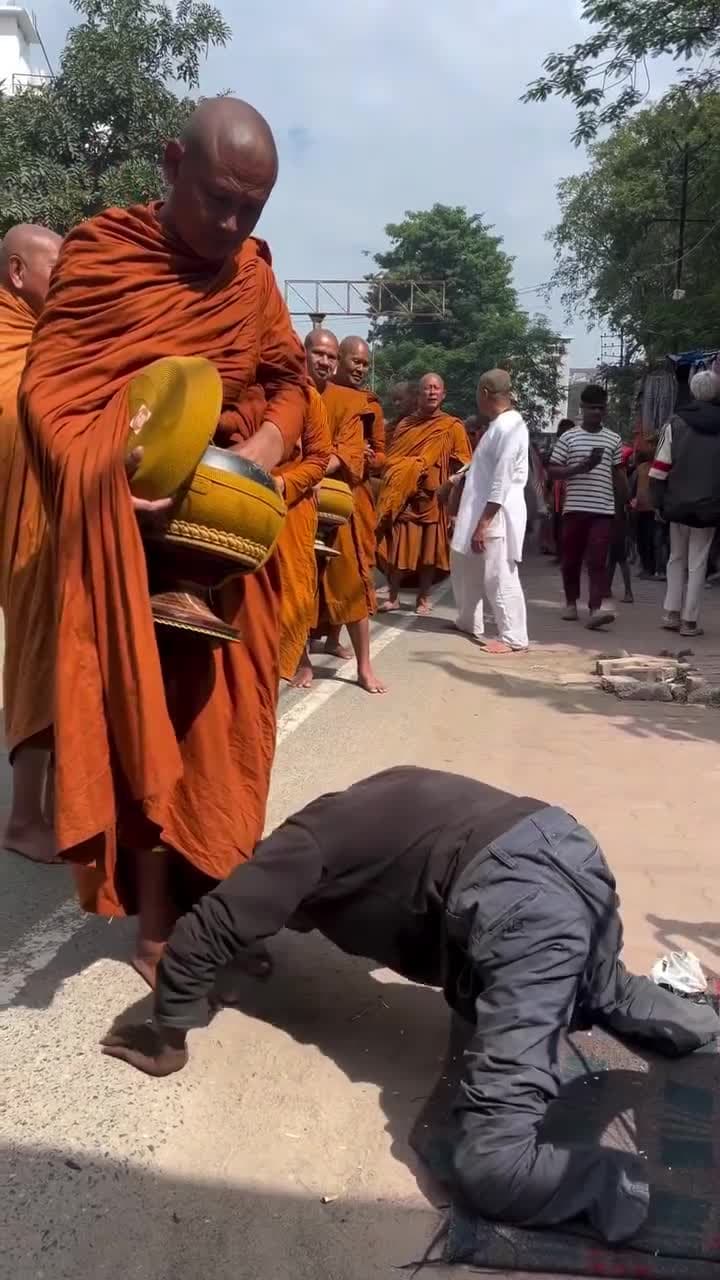 బౌద్ధ సన్యాసికి యాచకుడి భిక్ష 