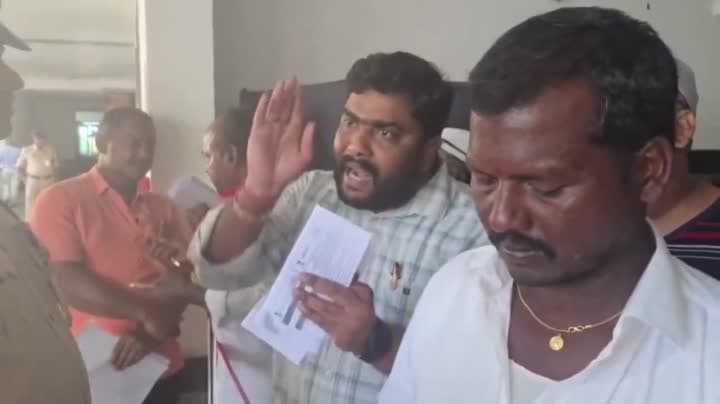 భట్టి ఛాంబర్‌ ముందు కాంట్రాక్టర్లు, ఉద్యోగుల నిరసన