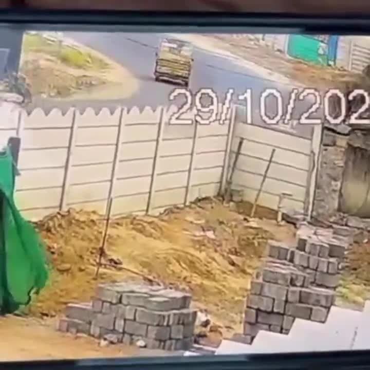 గోడను ఢీకొని పల్టీలు కొట్టిన ఇన్నోవా