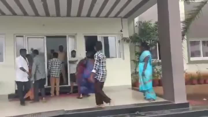 1. ఫిర్యాదుకు వచ్చి.. స్టేషన్‌లోనే కొట్లాట