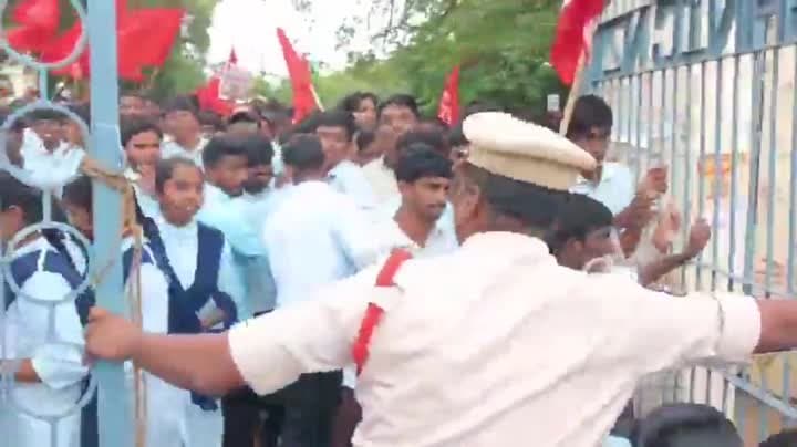 పాలిటెక్నిక్‌ విలీనంపై విద్యార్థుల నిరసన