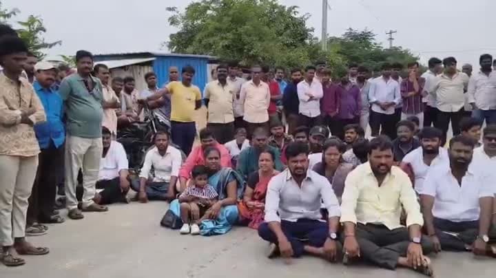 పరిశ్రమల కాలుష్యంపై గ్రామస్తుల మహాధర్నా