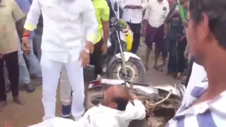 శ్రీకాళహస్తిలో వైసీపీ అభ్యర్థులపై దాడి