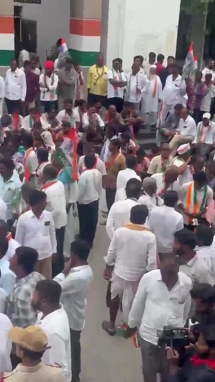 గాంధీ భవన్‌ వద్ద కాంగ్రెస్‌ వర్గ పోరు