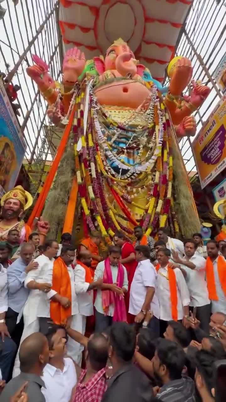ఖైరతాబాద్ వినాయకుడిని దర్శించుకున్న కేటీఆర్