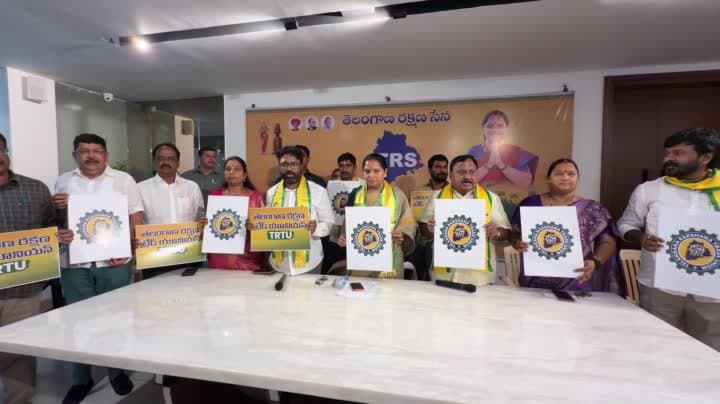 టీఆర్‌టీయూ లోగోను ఆవిష్కరించిన కవిత