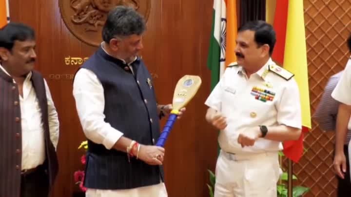 సీఎం డీకే శివకుమార్‌తో వైస్ అడ్మిరల్ సంజయ్ వత్సాయన్ భేటీ