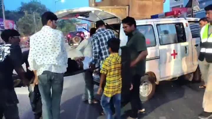 కూకట్‌పల్లి రోడ్డు ప్రమాదంలో ఇద్దరి మృతి