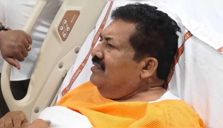 ముఠా గోపాల్‌ను పరామర్శించిన కేటీఆర్
