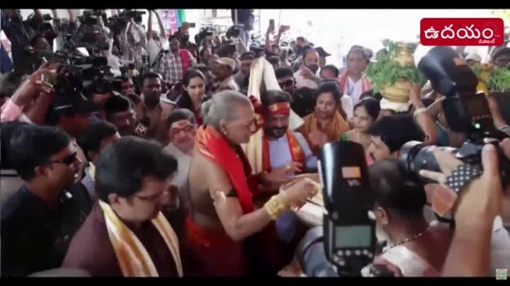 మహంకాళి అమ్మవారికి పట్టువస్త్రాలు సమర్పించిన సీఎం రేవంత్ రెడ్డి