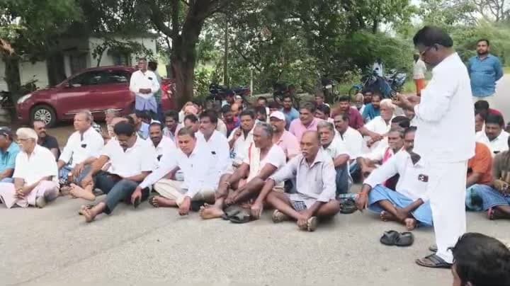 విద్యుత్ కోతలను నిరసిస్తూ రైతుల ధర్నా