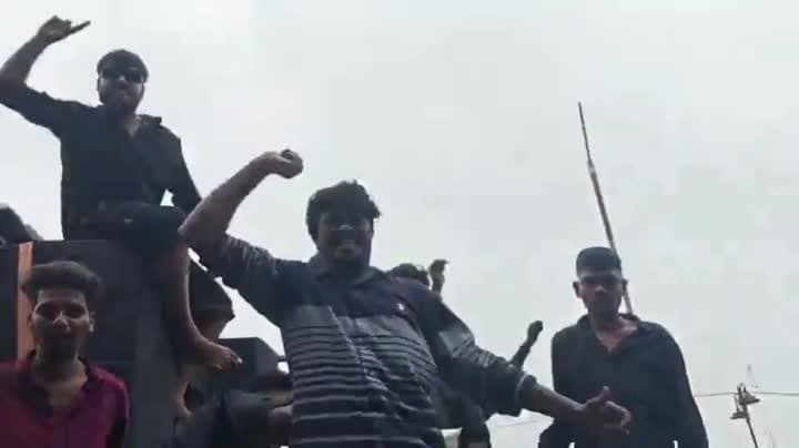 కేసీఆర్ పాట పెట్టినందుకు భక్తులను లాఠీతో కొట్టిన ఎస్సై