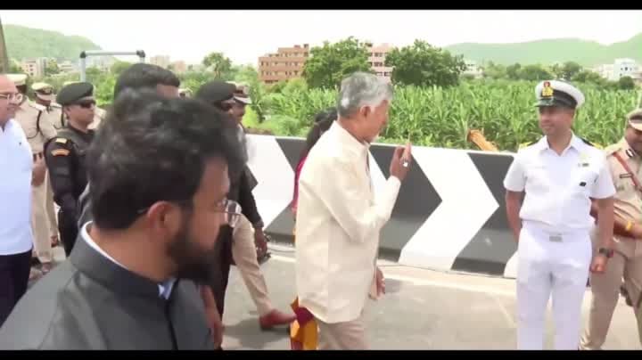 ఆధునిక ఫైర్‌ వాహనాలు ప్రారంభించిన సీఎం చంద్రబాబు