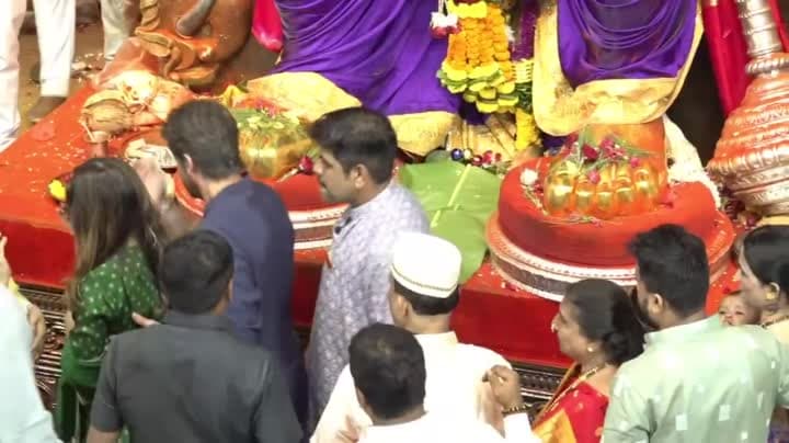 లాల్‌బాగ్‌చా రాజాను దర్శించుకున్న షారుక్ ఖాన్